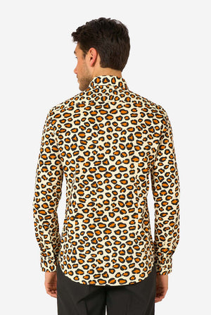 Image of a man wearing a beige shirt covered with panther spots, and wearing black pants. View from the back.