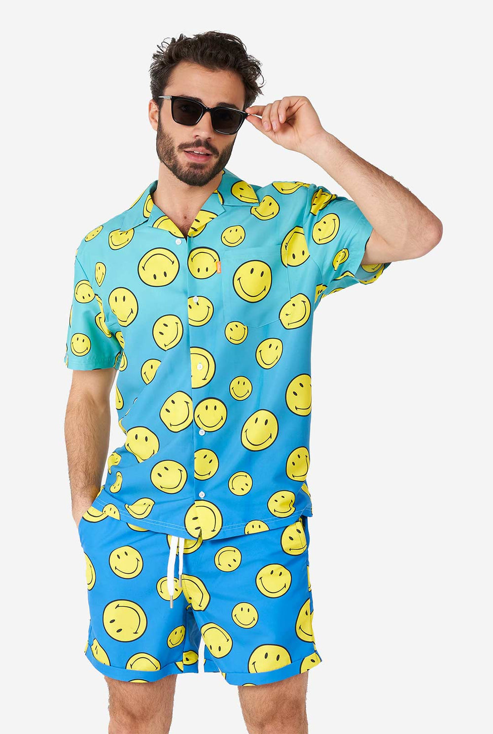 Man wearing blue summer set, consisting of shorts and shirt, with Smiley print